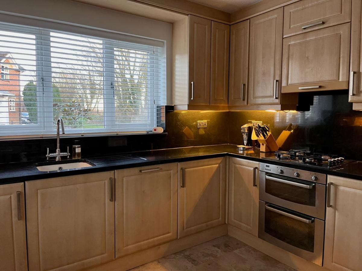 Stunning Beverley Bungalow W Fireplace, Private Parking, And Garden Buitenkant foto