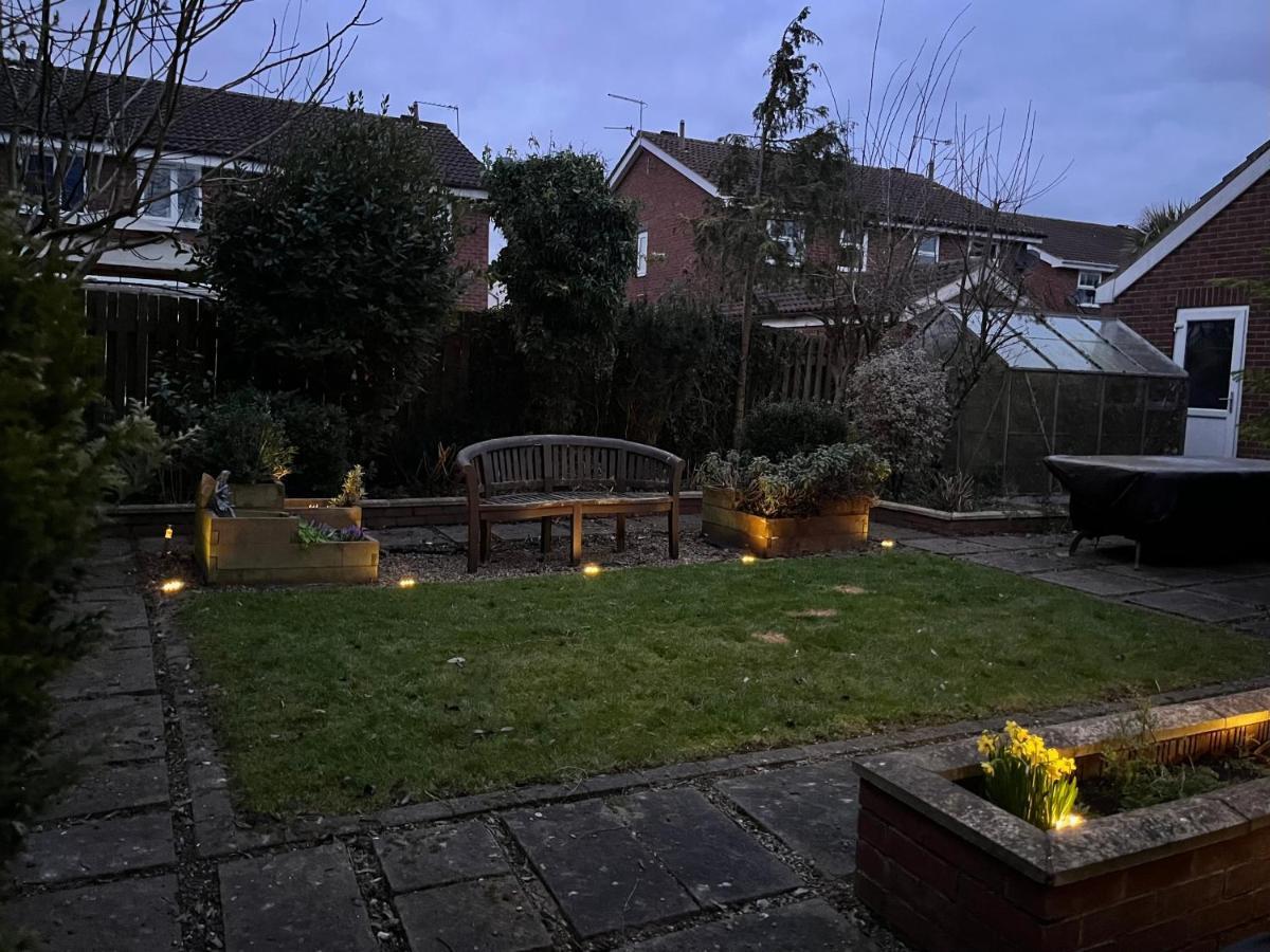 Stunning Beverley Bungalow W Fireplace, Private Parking, And Garden Buitenkant foto