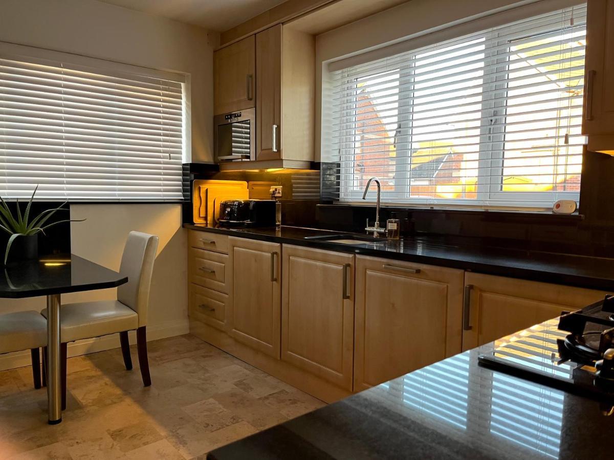 Stunning Beverley Bungalow W Fireplace, Private Parking, And Garden Buitenkant foto