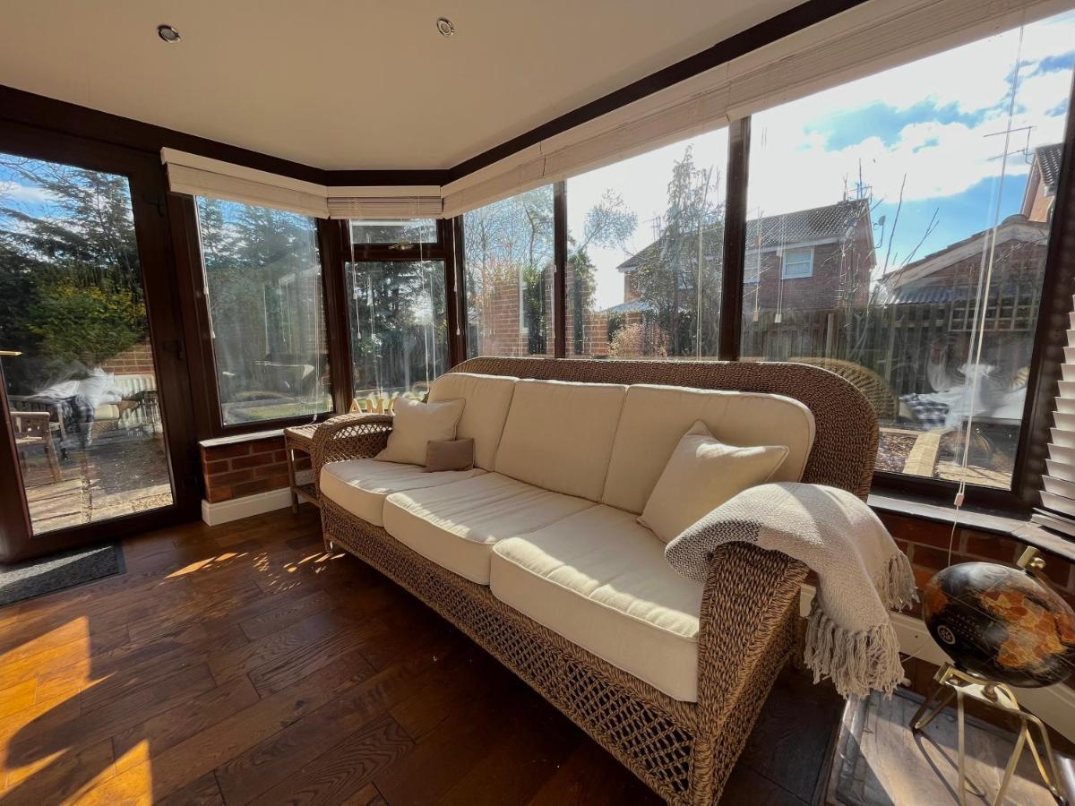 Stunning Beverley Bungalow W Fireplace, Private Parking, And Garden Buitenkant foto